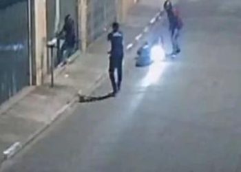 Veja o vídeo: Assaltante acaba 'dando mole' e morre a tiros pela própria vítima