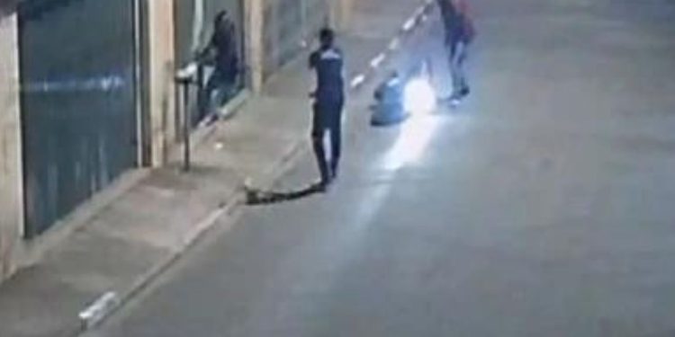 Veja o vídeo: Assaltante acaba 'dando mole' e morre a tiros pela própria vítima