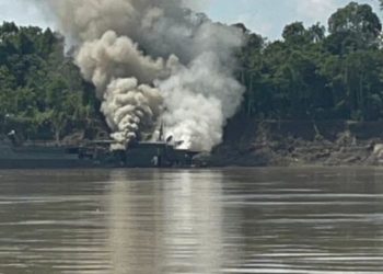 Vídeo: Navio da Marinha é registrado em chamas no interior do Amazonas