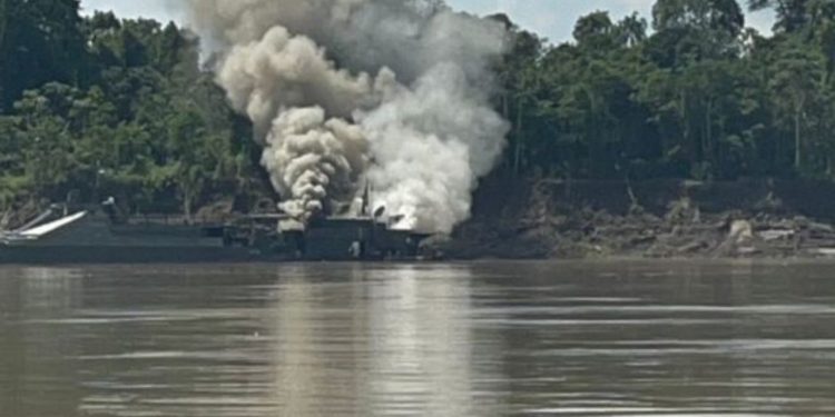 Vídeo: Navio da Marinha é registrado em chamas no interior do Amazonas