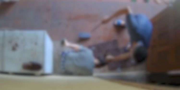 Vídeo chocante mostra homem esfaqueando a esposa até a morte de forma brutal