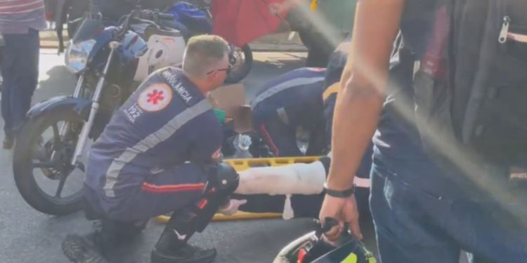 Vídeo: Filha assiste a mãe idosa sendo atropelada na Avenida Max Teixeira por motociclista de App