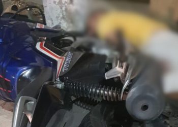 Vídeo forte: Motociclista perde o controle e bate de cabeça no poste no São Jorge