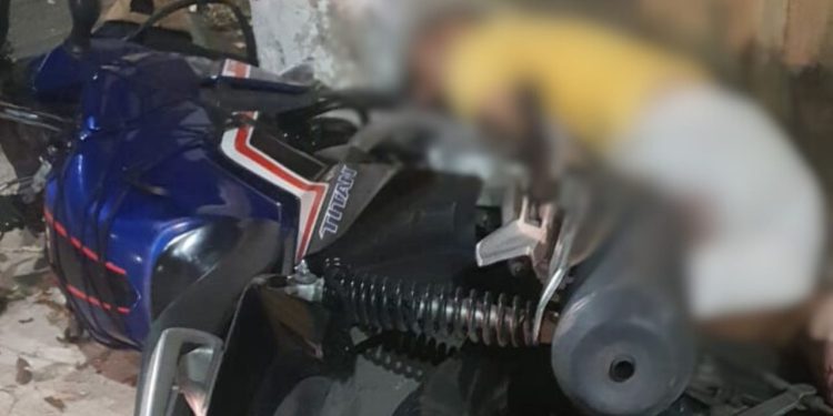 Vídeo forte: Motociclista perde o controle e bate de cabeça no poste no São Jorge