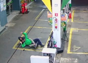 Vídeo: Frentista luta com criminoso durante assalto em posto e leva mata-leão