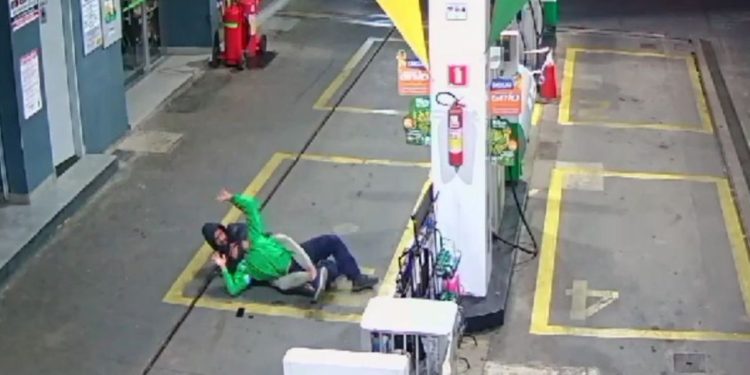 Vídeo: Frentista luta com criminoso durante assalto em posto e leva mata-leão