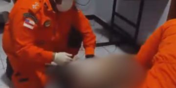 Vídeo: Idoso é vítima de bala perdida dentro de casa durante tiroteio entre facções no bairro da União