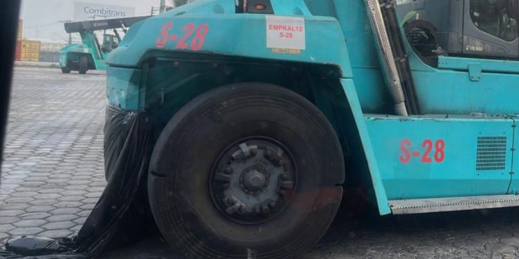 IMAGEM FORTE: Trabalhador morre esmagado por empilhadeira em terminal de cargas em Manaus