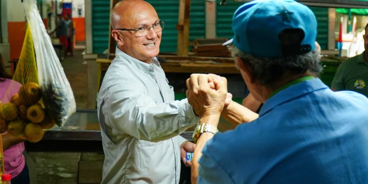 Coronel Menezes é recebido com festa durante caminhada da “Caravana 44” na Compensa