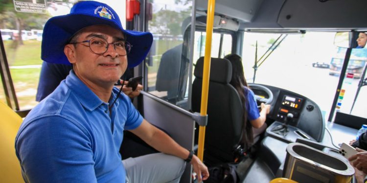 Prefeito David Almeida implementa ônibus que reduzem em 70% a emissão de gases poluentes