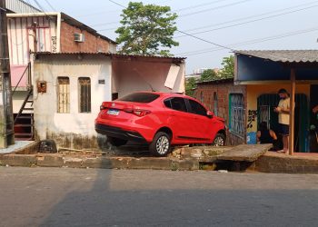 Mulher com sinais de embriaguez perde o controle do carro e invade casa no São Jorge