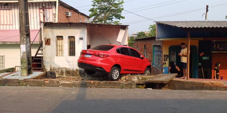 Mulher com sinais de embriaguez perde o controle do carro e invade casa no São Jorge