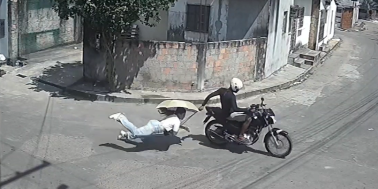 A jovem aparece "voando". Foto: Reprodução