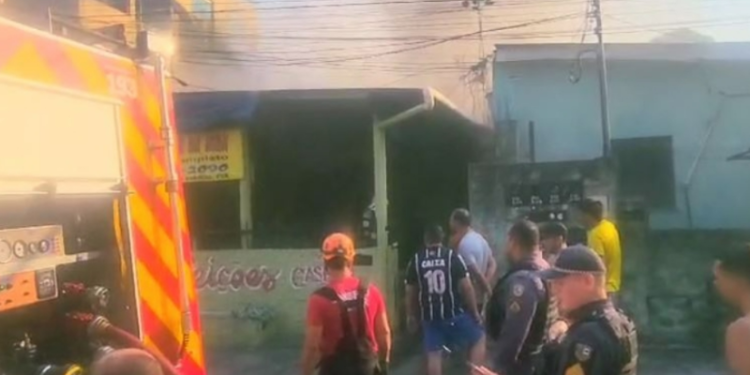 O incêndio ocorre na manhã deste domingo (1º). Foto: Reprodução