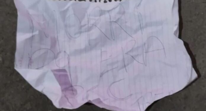 O cadáver tinha um bilhete explicando o motivo da execução. Foto: Reprodução