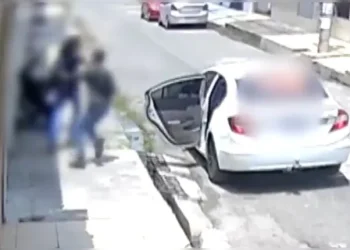 O pior só não aconteceu porque um vizinho estava do outro lado da calçada. Foto: Reprodução