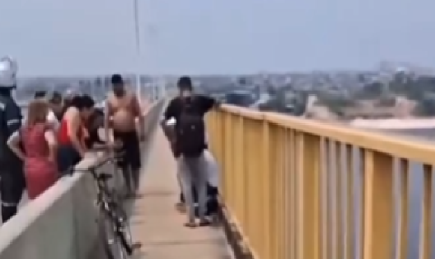 Populares pararam para ajudar o rapaz. Foto: Reprodução