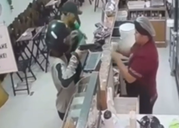 Um dos assaltantes usa capacete e o outro está de cara limpa. Foto: Reprodução