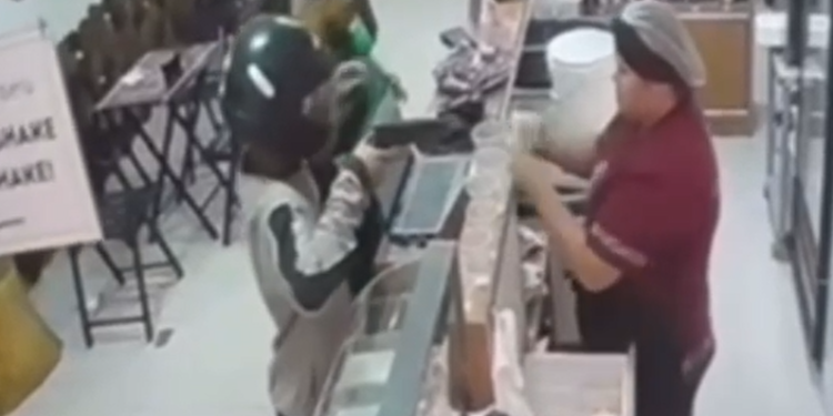 Um dos assaltantes usa capacete e o outro está de cara limpa. Foto: Reprodução