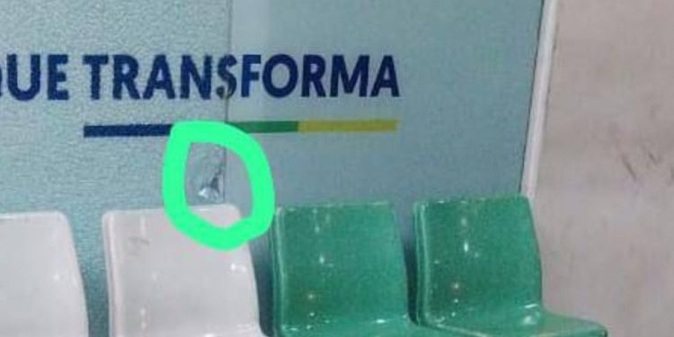 Vídeo: Em suposto acerto de contas, criminosos atiram em homem na UPA e deixam mulher ferida