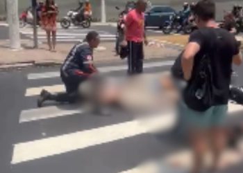 Motoqueiro atinge casal e bebezinho ao avançar o sinal vermelho na Constantino Nery