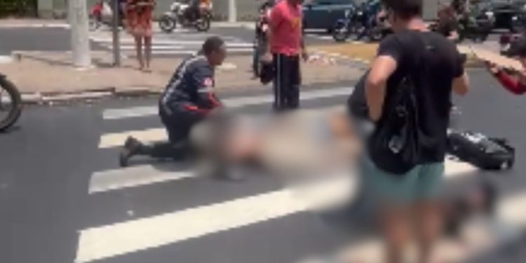 Motoqueiro atinge casal e bebezinho ao avançar o sinal vermelho na Constantino Nery