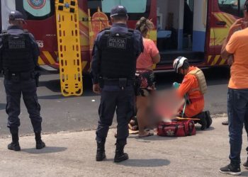 Vídeo: Carro sai ‘chutado’ na ZL de Manaus, atinge motoqueiro e foge sem prestar socorro