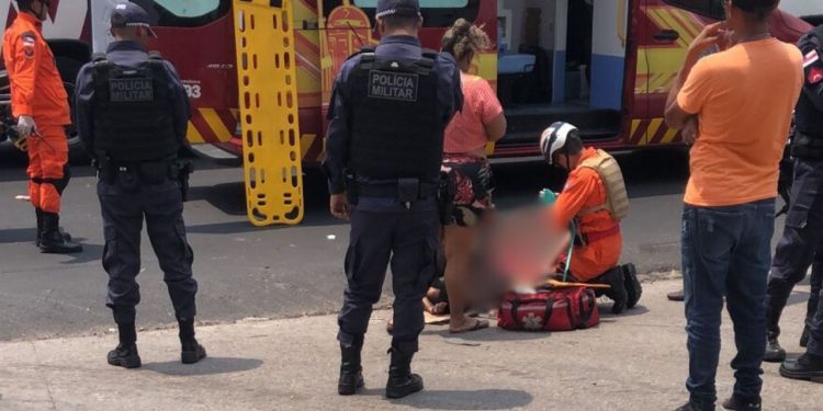 Vídeo: Carro sai ‘chutado’ na ZL de Manaus, atinge motoqueiro e foge sem prestar socorro