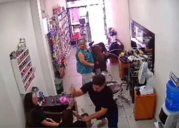 Câmera filma homem matando a ex-mulher a facadas dentro de salão de beleza