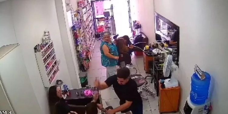 Câmera filma homem matando a ex-mulher a facadas dentro de salão de beleza