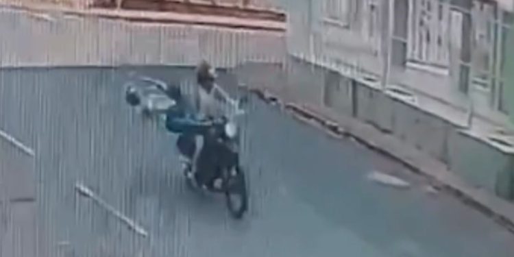 Vídeo: Fio solto corta pescoço de mulher e a derruba da moto