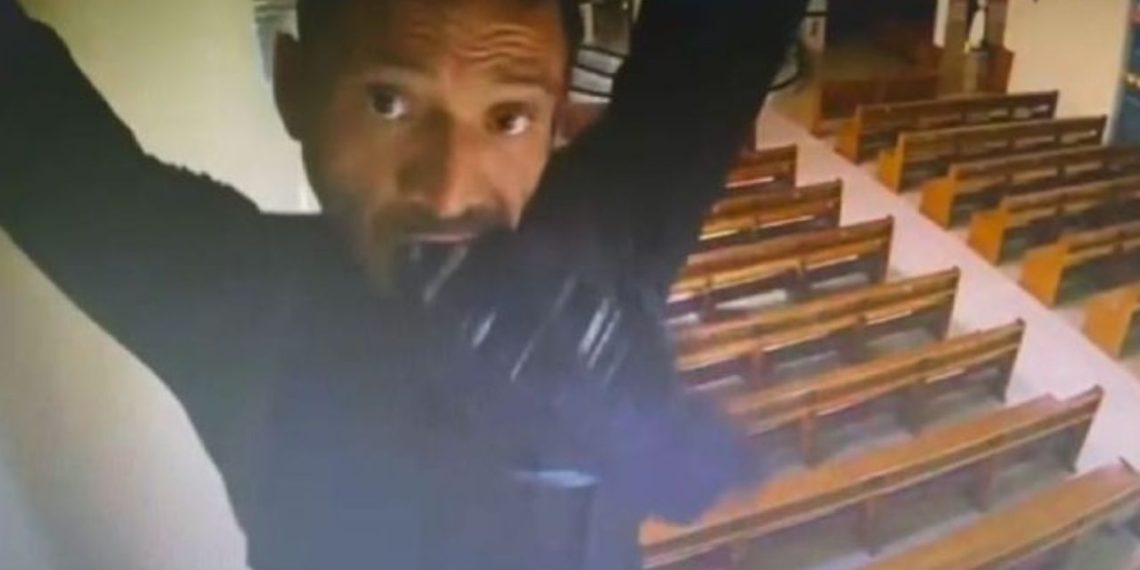 Vídeo: Homem é procurado por roubar objetos de igreja no Educandos