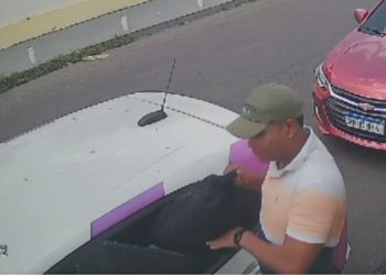 Homem é flagrado quebrando vidro do carro da Rede Amazônia e roubando cerca de R$60 mil em equipamentos