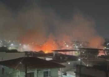 Vídeo: Bituca de cigarro causa incêndio de grandes proporções no Morro da Liberdade