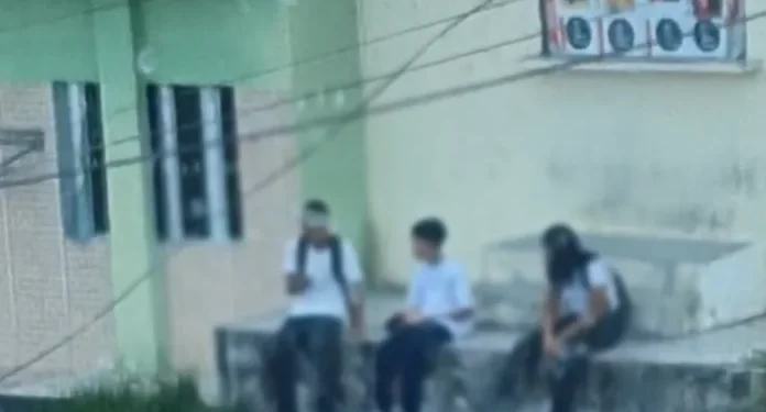 Vídeo: Em plena luz do dia, alunos são flagrados fumando um 'beck' na zona norte de Manaus