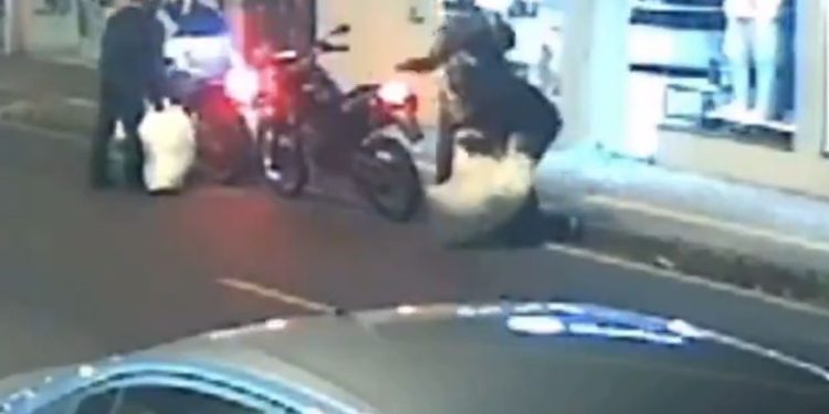 Vídeo: De madrugada, bandidos invadem loja e deixam prejuízo de 20 mil reais em loja do Alvorada