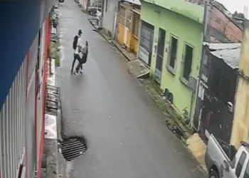 A vítima cai, mas o assaltante não consegue levar a mochila. Foto: Reprodução
