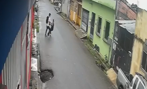 A vítima cai, mas o assaltante não consegue levar a mochila. Foto: Reprodução