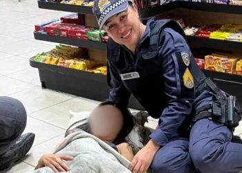 Vídeo: Mulher dá à luz dentro de loja de conivência em Manaus com ajuda de policiais