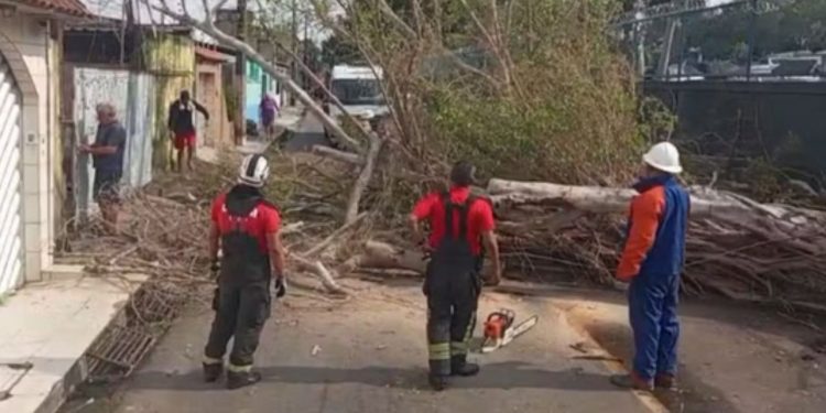 Por conta da chuva de madrugada, mais de 10 bairros ficam sem energia em Manaus