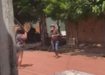 Vídeo: Idoso aparece atac@ndo mulher no meio da rua com terçado na mão