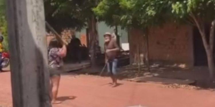Vídeo: Idoso aparece atac@ndo mulher no meio da rua com terçado na mão