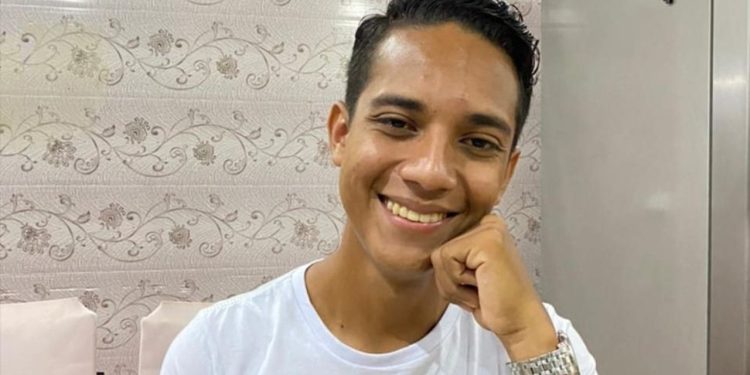 Vídeo: Durante naufrágio, jovem tenta salvar a namorada e morre afogado em Careiro da Várzea