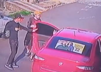 Vídeo: Dupla chega a pé e rouba carro de pai que estava com a filha no banco de trás na Cidade Nova