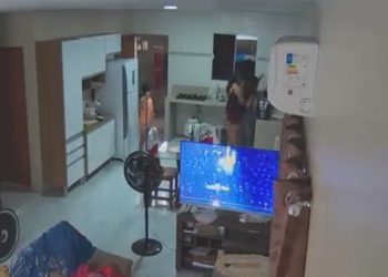 Vídeo: Meninas de 9 e 13 anos são resgatadas após apanharem violentamente da madrasta no AM