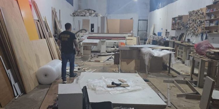 O grupo tinha uma fábrica onde produzia os móveis e escondia os entorpecentes nas peças. Foto: Reprodução