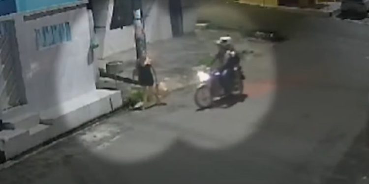 Vídeo: Sem medo, mulher reage a assalto em Manaus e consegue colocar bandidos para correrem
