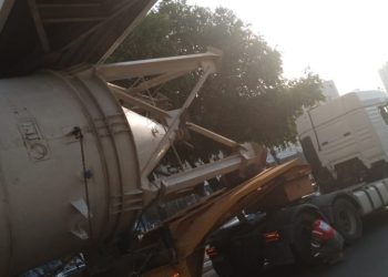 Motorista que atingiu passarela na frente do Shopping Ponta Negra foi autuado e multado