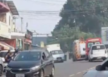 Curto-circuito no ar-condicionado deixa casa em chamas no Morro da Liberdade