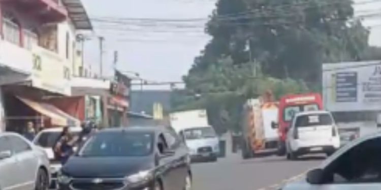 Curto-circuito no ar-condicionado deixa casa em chamas no Morro da Liberdade